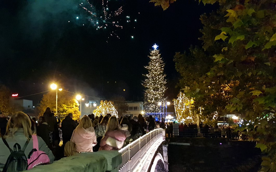 Το απόγευμα η φωταγώγηση του χριστουγεννιάτικου δέντρου στα Τρίκαλα 